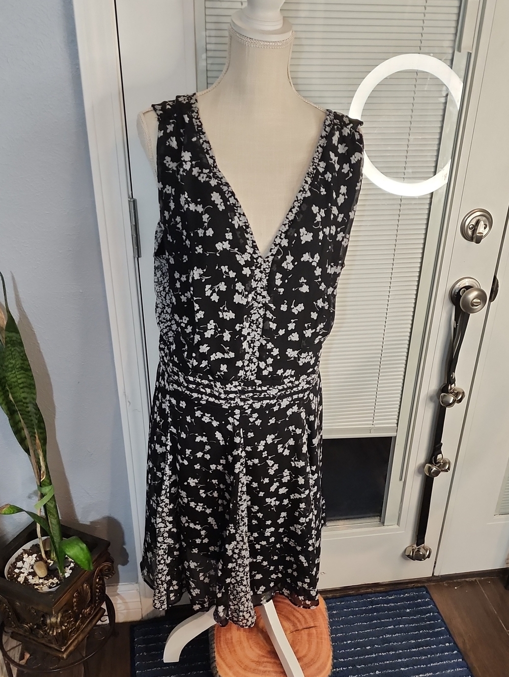 Simply Vera Vera Wang Black & White Floral V-Neck Dress